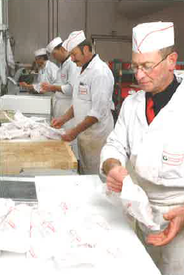 Des bouchers dynamiques préparant la viande aux clients